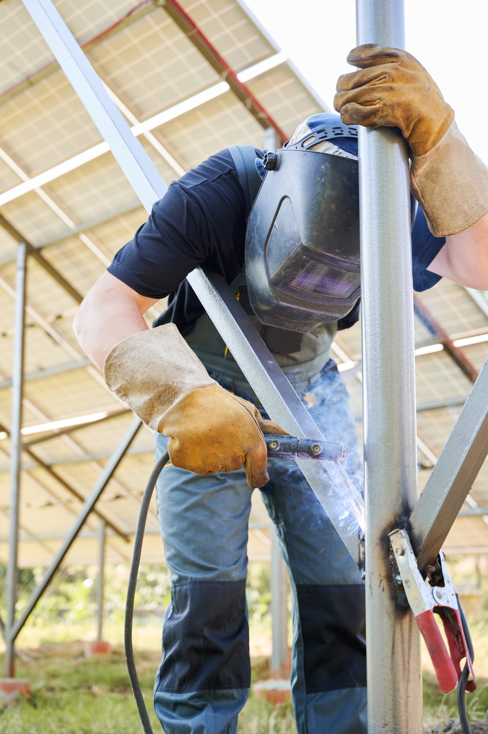 Profissional da STEEL FORGE soldando estrutura metálica galvanizada em obra de construção a seco